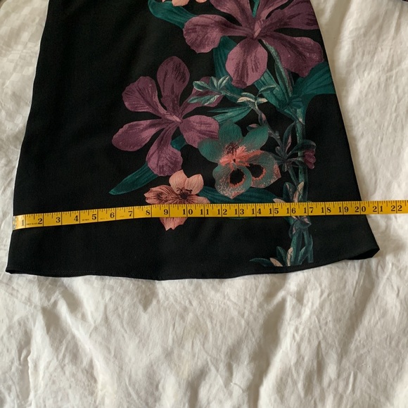 Le Chateau Women’s Sz. XS Wing Sleeved Dress - Picture 8 of 8